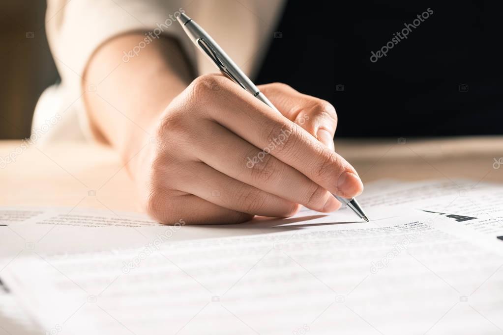 Unterlagen zur Bonitätsprüfung auf einem Schreibtisch