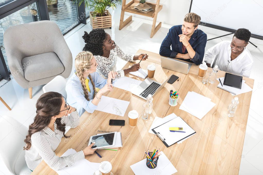 Helles Büro mit Besprechungstisch