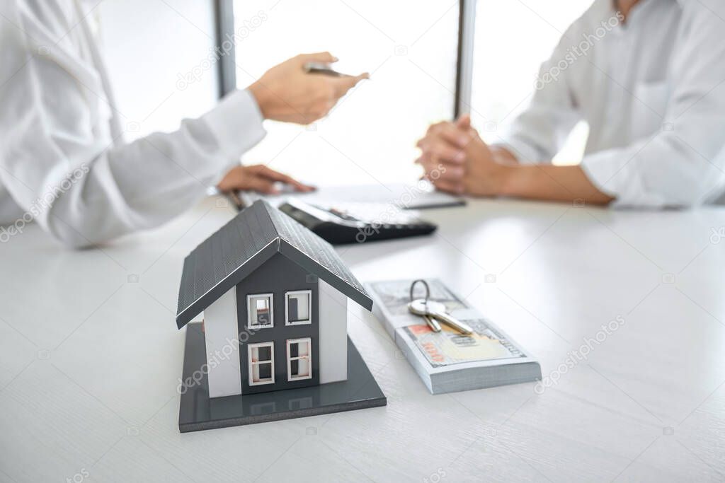 Bewertung von Immobilienunterlagen am Schreibtisch