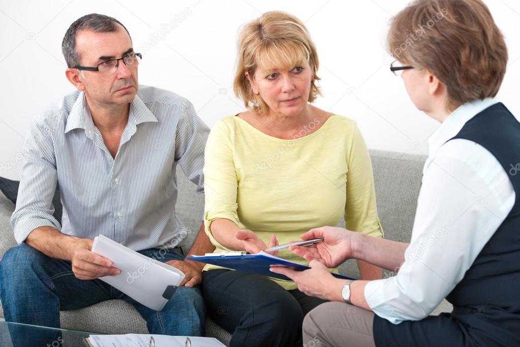 Beratungssituation mit Seniorin und Immobilienmaklerin