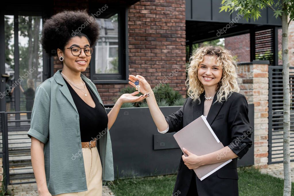 Maklerin bespricht Marketingstrategie für eine Immobilie