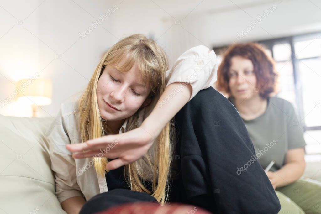 Familiengespräch zur Immobilienplanung im Wohnzimmer